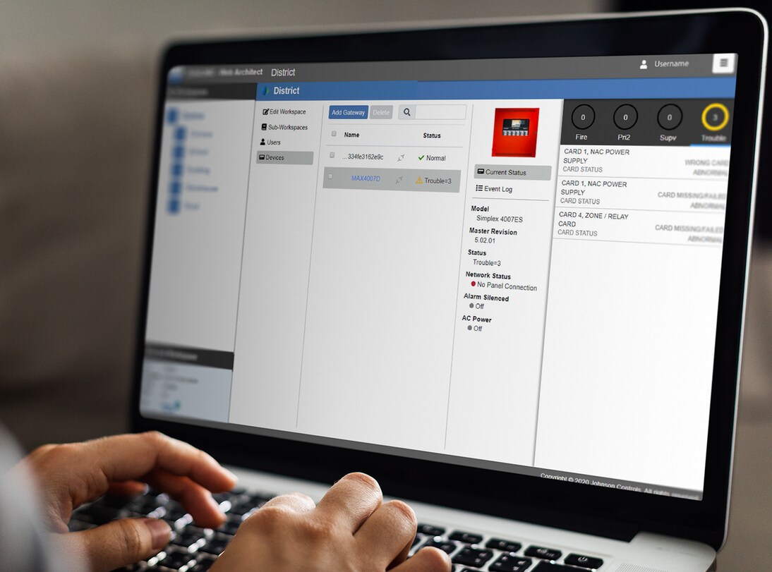 Detail osoby pracující na notebooku