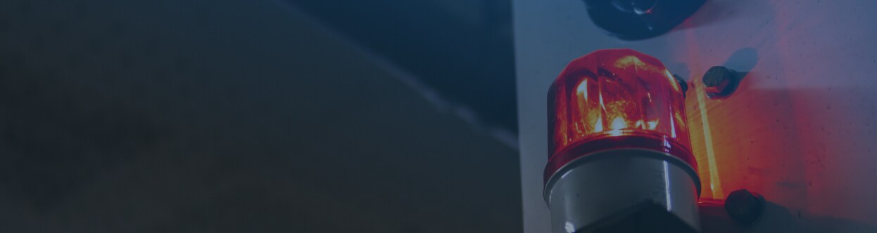 Detail sirény na sanitce překryté modrým gradientem